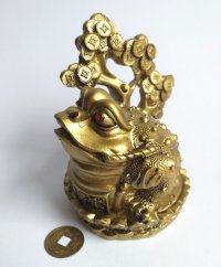 Třínohá žába se stromem života