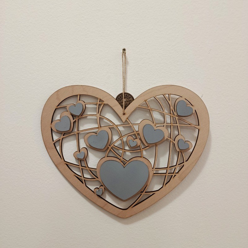 Dřevěné srdce 30 cm se srdíčky šedé